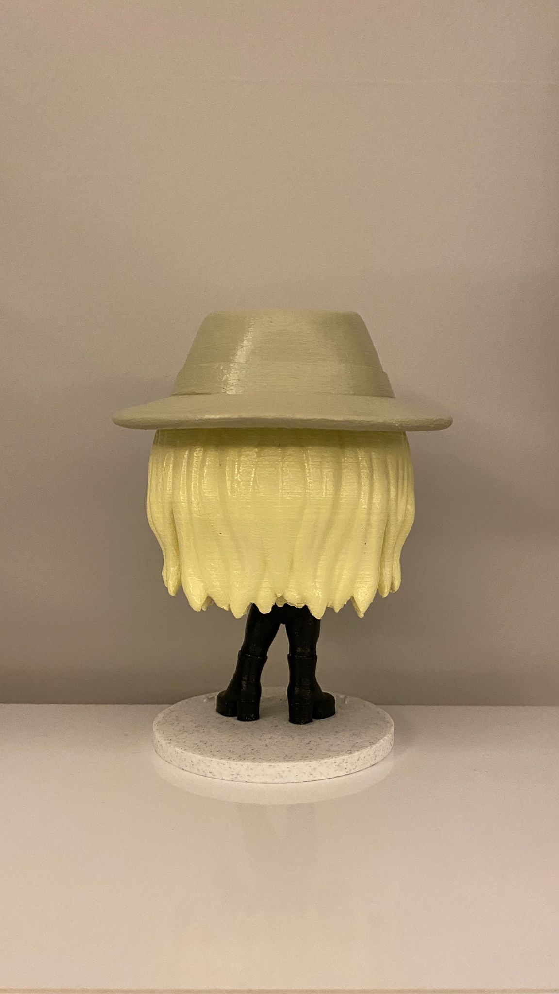 Şapkalı figür arkadan gerçek baskı