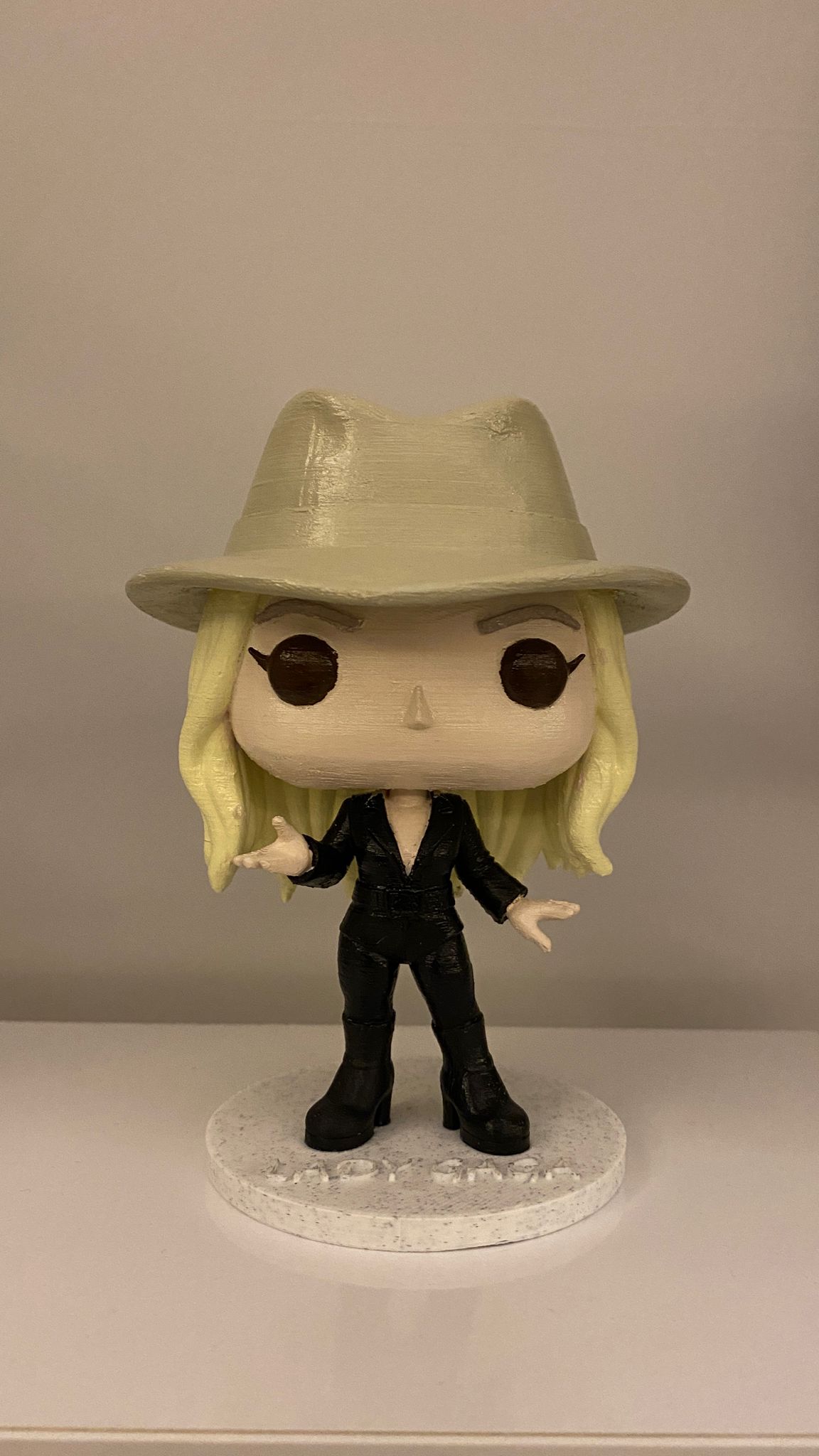 Şapkalı figür önden gerçek baskı