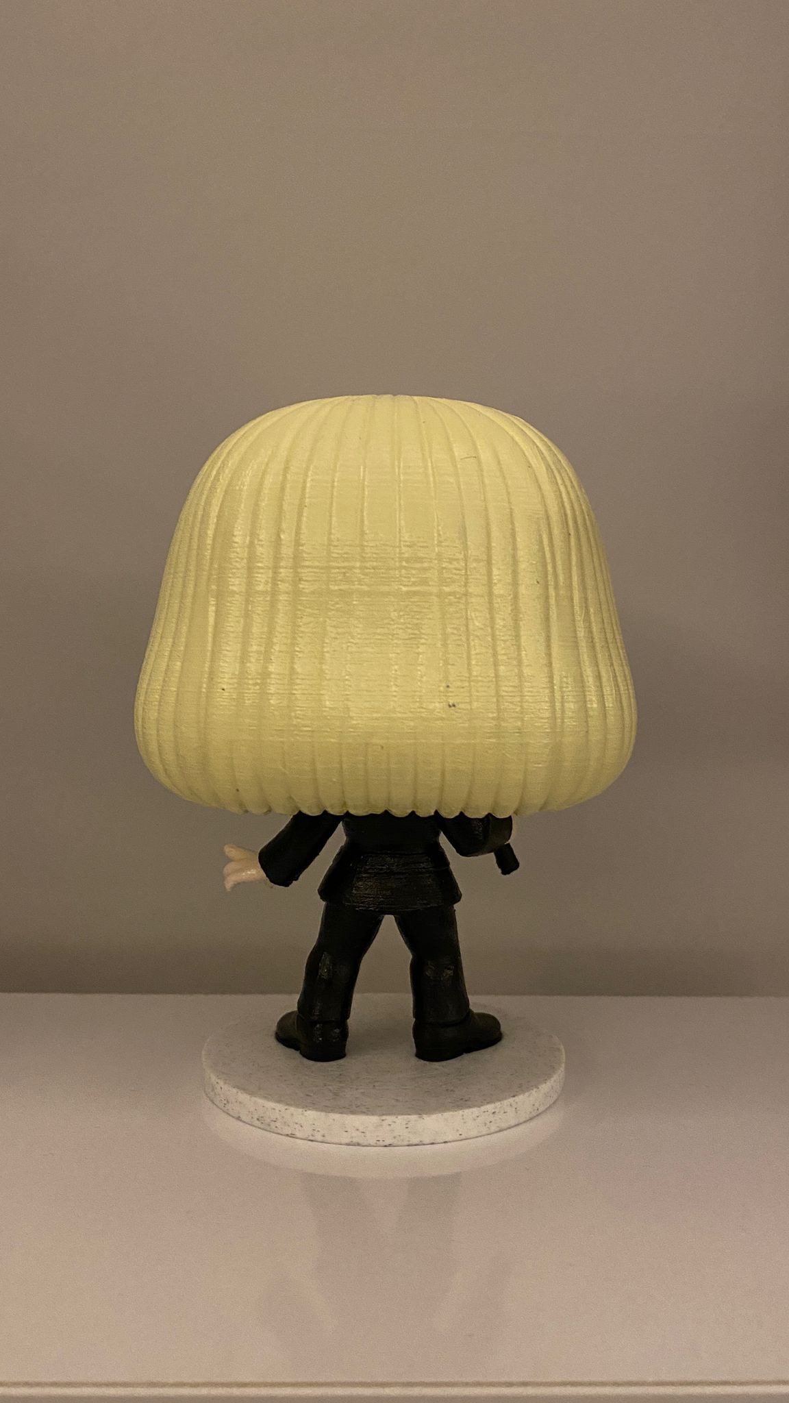 Mikrofonlu figür arkadan gerçek baskı